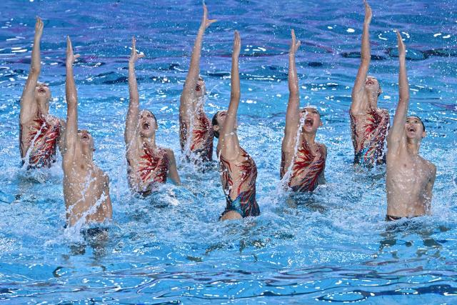 (251113) -- JIANGMEN, Nov. 13, 2025 (Xinhua) -- Team Beijing perform during the team technical of artistic swimming at China's 15th National Games in Jiangmen, south China's Guangdong Province, Nov. 13, 2025. (Xinhua/Li Xin)