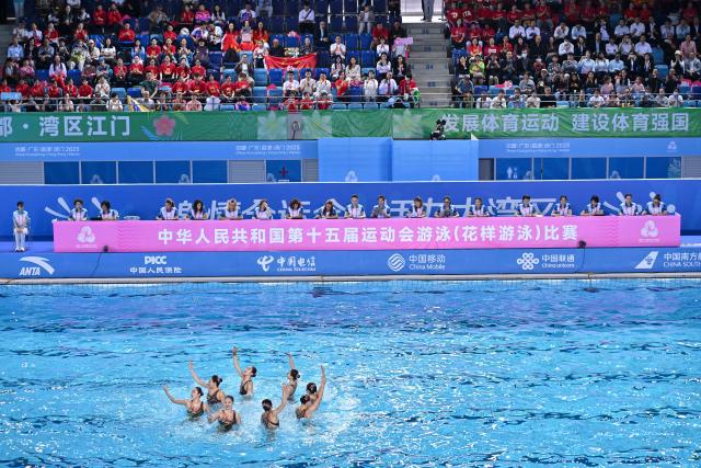 (251113) -- JIANGMEN, Nov. 13, 2025 (Xinhua) -- Team Hunan perform during the team technical of artistic swimming at China's 15th National Games in Jiangmen, south China's Guangdong Province, Nov. 13, 2025. (Xinhua/Li Xin)