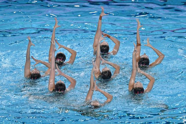 (251113) -- JIANGMEN, Nov. 13, 2025 (Xinhua) -- Team Hunan perform during the team technical of artistic swimming at China's 15th National Games in Jiangmen, south China's Guangdong Province, Nov. 13, 2025. (Xinhua/Li Xin)