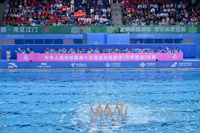(251113) -- JIANGMEN, Nov. 13, 2025 (Xinhua) -- Team Hubei perform during the team technical of artistic swimming at China's 15th National Games in Jiangmen, south China's Guangdong Province, Nov. 13, 2025. (Xinhua/Li Xin)