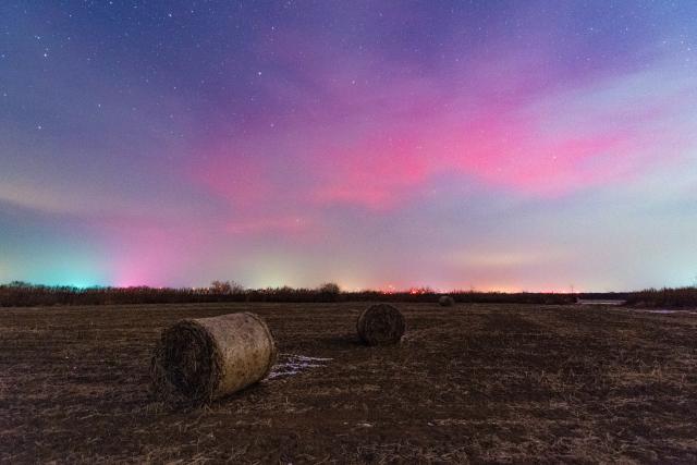 (251113) -- HARBIN, Nov. 13, 2025 (Xinhua) -- This photo taken on Nov. 12, 2025 shows the aurora seen in Fujin City, northeast China's Heilongjiang Province. (Photo by Qu Yubao/Xinhua)