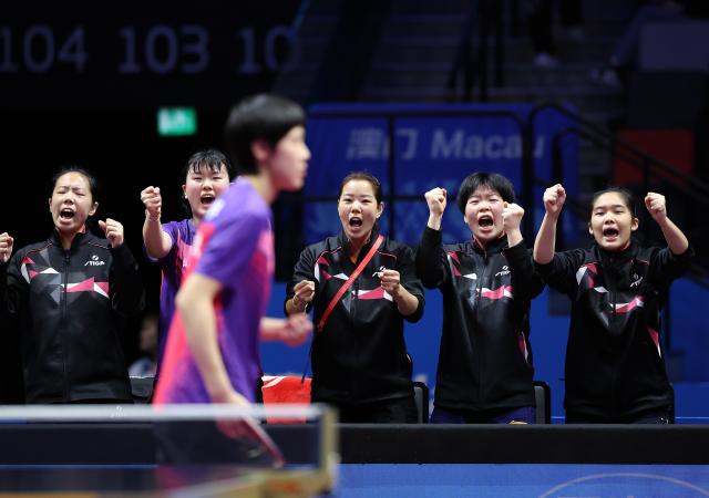 (251113) -- MACAO, Nov. 13, 2025 (Xinhua) -- Members of team Shandong cheer during U18 women's team final match of table tennis between Beijing and Shandong at China's 15th National Games in Macao, south China, Nov. 13, 2025. (Xinhua/Chen Bin)