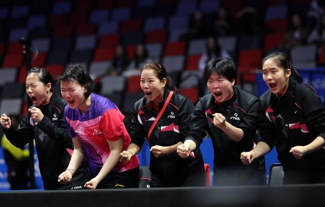 (251113) -- MACAO, Nov. 13, 2025 (Xinhua) -- Members of team Shandong cheer during U18 women's team final match of table tennis between Beijing and Shandong at China's 15th National Games in Macao, south China, Nov. 13, 2025. (Xinhua/Liang Xu)