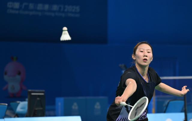 (251113) -- SHENZHEN, Nov. 13, 2025 (Xinhua) -- Sun Yifei of Shanghai competes against Zhao Xianwen of Sichuan during the U18 women's team bronze medal match of badminton between Shanghai and Sichuan at China's 15th National Games in Shenzhen, south China's Guangdong Province, Nov. 13, 2025. (Xinhua/Zhang Long)