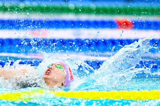 (251113) -- SHENZHEN, Nov. 13, 2025 (Xinhua) -- Peng Xuwei of Hubei competes during the women's 50m backstroke preliminary of swimming at China's 15th National Games in Shenzhen, south China's Guangdong Province, Nov. 13, 2025. (Xinhua/Chen Yichen)
