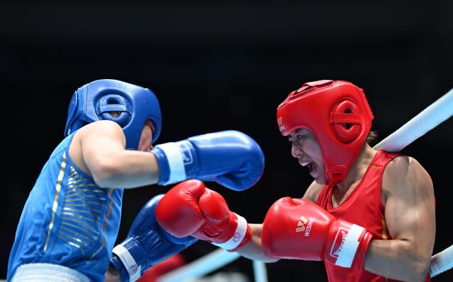 (251113) -- SHENZHEN, Nov. 13, 2025 (Xinhua) -- Wu Yu (R) of Beijing Sport University competes against Qi Xinyu of Xi'an Physical Education University during the women's 50kg final of boxing at China's 15th National Games in Shenzhen, south China's Guangdong Province, Nov. 13, 2025. (Xinhua/Yang Guanyu)