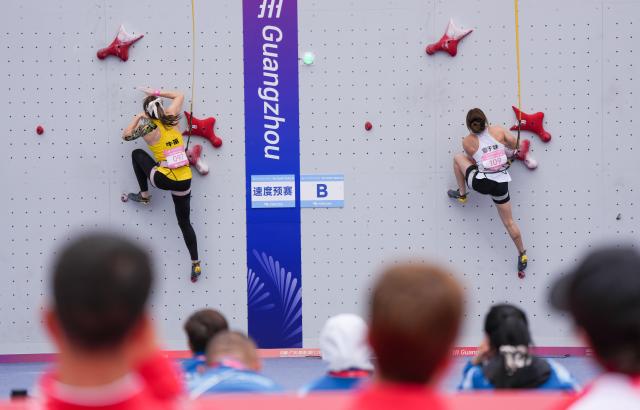 (251113) -- GUANGZHOU, Nov. 13, 2025 (Xinhua) -- Niu Di (L) of Hubei and Qin Yumei of Guangxi compete during the women's speed qualification of sport climbing at China's 15th National Games in Guangzhou, south China's Guangdong Province, Nov. 13, 2025. (Xinhua/Jigme Dorji)