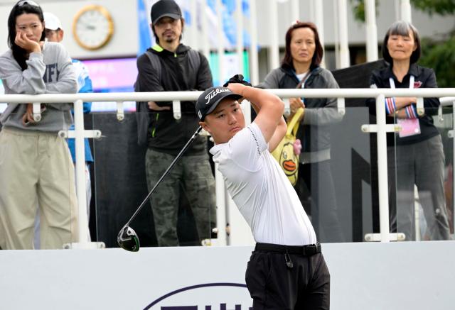 (251113) -- HONG KONG, Nov. 13, 2025 (Xinhua) -- Chai Bowen of Shanghai University of Sport competes during the first round of men's team/individual match of golf at China's 15th National Games in Hong Kong, south China, Nov. 13, 2025. (Xinhua/Lo Ping Fai)