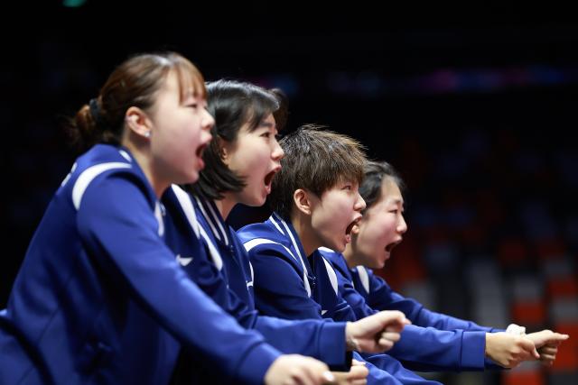 (251113) -- MACAO, Nov. 13, 2025 (Xinhua) -- Members of team Beijing cheer for their teammate during U18 women's team final match of table tennis between Beijing and Shandong at China's 15th National Games in Macao, south China, Nov. 13, 2025. (Xinhua/Liang Xu)