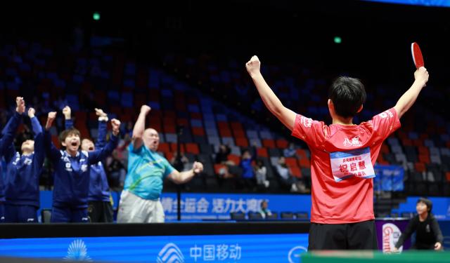 (251113) -- MACAO, Nov. 13, 2025 (Xinhua) -- Members of team Beijing celebrate after winning U18 women's team final match of table tennis between Beijing and Shandong at China's 15th National Games in Macao, south China, Nov. 13, 2025. (Xinhua/Liang Xu)