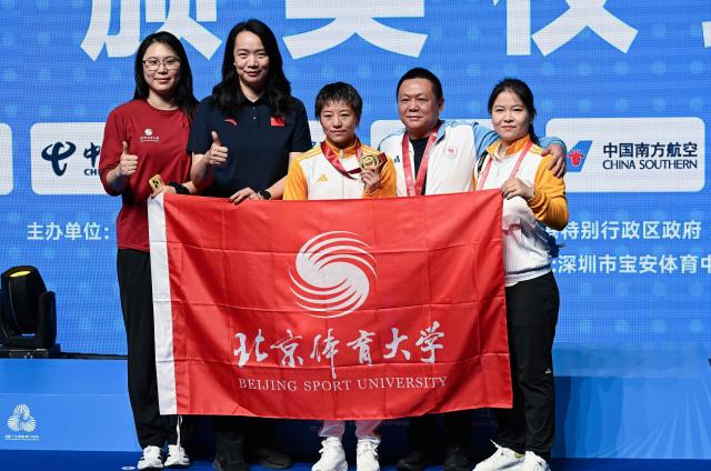 (251113) -- SHENZHEN, Nov. 13, 2025 (Xinhua) -- Gold medalist Wu Yu (C) of Beijing Sport University poses after the awarding ceremony for the women's 50kg final of boxing at China's 15th National Games in Shenzhen, south China's Guangdong Province, Nov. 13, 2025. (Xinhua/Yang Guanyu)