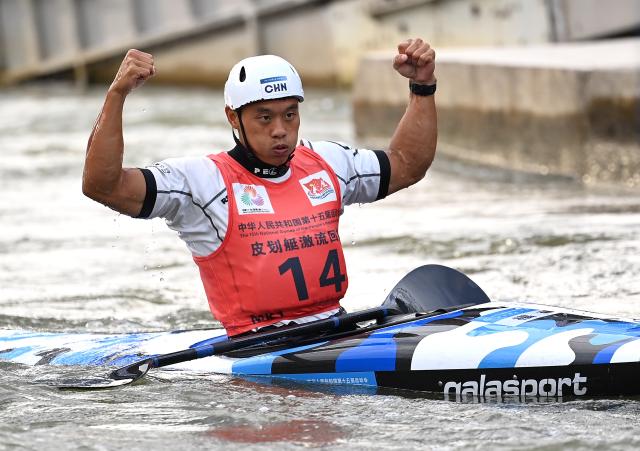 (251113) -- GUANGZHOU, Nov. 13, 2025 (Xinhua) -- Quan Xin of Fujian celebrates during the men's kayak single final of canoe slalom at China's 15th National Games in Guangzhou, south China's Guangdong Province, Nov. 13, 2025. (Xinhua/Tang Yi)