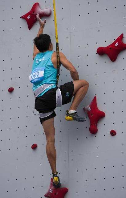 (251113) -- GUANGZHOU, Nov. 13, 2025 (Xinhua) -- Long Jianguo of Guizhou competes during the men's speed qualification of sport climbing at China's 15th National Games in Guangzhou, south China's Guangdong Province, Nov. 13, 2025. (Xinhua/Jigme Dorji)