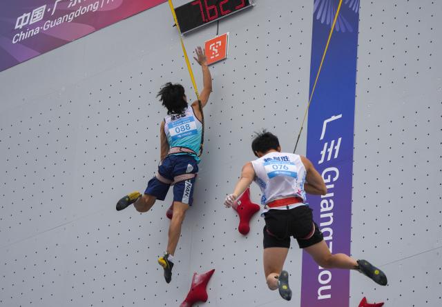 (251113) -- GUANGZHOU, Nov. 13, 2025 (Xinhua) -- Chu Shouhong (L) of Hunan competes during the men's speed qualification of sport climbing at China's 15th National Games in Guangzhou, south China's Guangdong Province, Nov. 13, 2025. (Xinhua/Jigme Dorji)