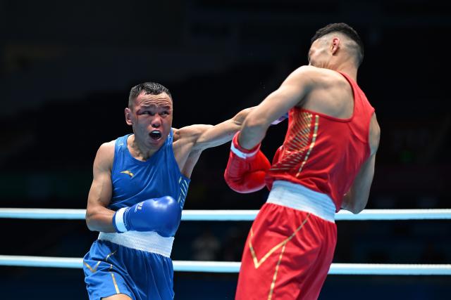 (251113) -- SHENZHEN, Nov. 13, 2025 (Xinhua) -- Yeerdawulieti Maiyilanbieke (L) of Xinjiang competes against Wulepaer Haerheng of Beijing the men's 71kg final of boxing at China's 15th National Games in Shenzhen, south China's Guangdong Province, Nov. 13, 2025. (Xinhua/Yang Guanyu)