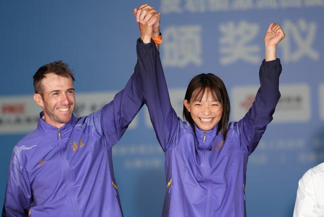 (251113) -- GUANGZHOU, Nov. 13, 2025 (Xinhua) -- Gold medalist Li Shiting of Fujian celebrates with her coach during the awarding ceremony for the women's kayak single of canoe slalom at China's 15th National Games in Guangzhou, south China's Guangdong Province, Nov. 13, 2025. (Xinhua/Huang Wei)