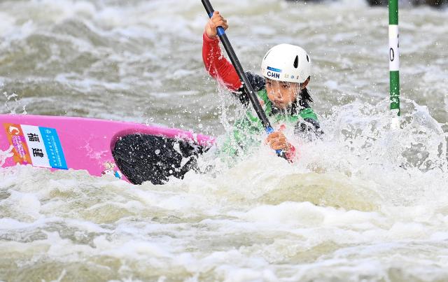 (251113) -- GUANGZHOU, Nov. 13, 2025 (Xinhua) -- Li Shiting of Fujian competes during the women's kayak single final of canoe slalom at China's 15th National Games in Guangzhou, south China's Guangdong Province, Nov. 13, 2025. (Xinhua/Tang Yi)