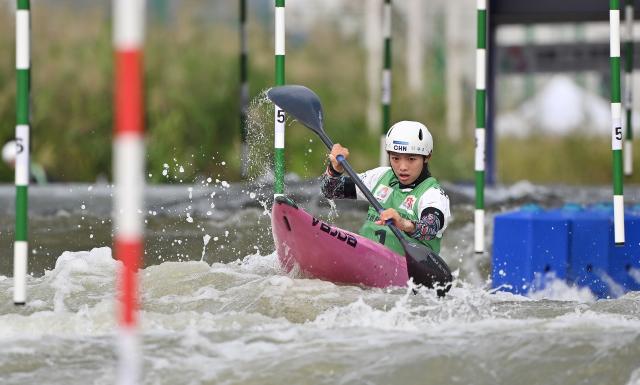 (251113) -- GUANGZHOU, Nov. 13, 2025 (Xinhua) -- Li Shiting of Fujian competes during the women's kayak single final of canoe slalom at China's 15th National Games in Guangzhou, south China's Guangdong Province, Nov. 13, 2025. (Xinhua/Xiao Yijiu)