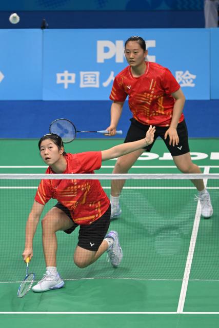 (251113) -- SHENZHEN, Nov. 13, 2025 (Xinhua) -- Liu Yinuo/Zhou Jiahui of Jiangsu compete against Huang Kexin/Li Menghan of Guangdong during the U18 women's team final of badminton between Jiangsu and Guangdong at China's 15th National Games in Shenzhen, south China's Guangdong Province, Nov. 13, 2025. (Xinhua/Zhang Long)