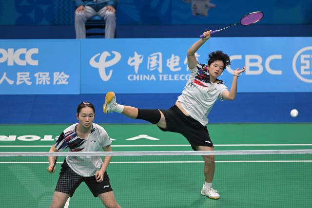 (251113) -- SHENZHEN, Nov. 13, 2025 (Xinhua) -- Huang Kexin/Li Menghan of Guangdong compete against Liu Yinuo/Zhou Huijia of Jiangsu during the U18 women's team final of badminton between Jiangsu and Guangdong at China's 15th National Games in Shenzhen, south China's Guangdong Province, Nov. 13, 2025. (Xinhua/Zhang Long)