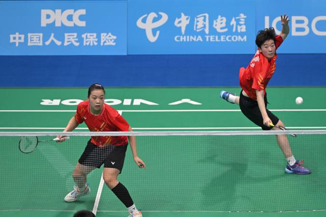 (251113) -- SHENZHEN, Nov. 13, 2025 (Xinhua) -- Qin Tianyue/Shi Sichen of Jiangsu compete against Wei Yueyue/Xu Siyi of Guangdong during the U18 women's team final of badminton between Jiangsu and Guangdong at China's 15th National Games in Shenzhen, south China's Guangdong Province, Nov. 13, 2025. (Xinhua/Zhang Long)