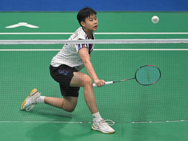 (251113) -- SHENZHEN, Nov. 13, 2025 (Xinhua) -- Wu Xuetong of Guangdong competes against Zhang Leyao of Jiangsu during the U18 women's team final of badminton between Jiangsu and Guangdong at China's 15th National Games in Shenzhen, south China's Guangdong Province, Nov. 13, 2025. (Xinhua/Zhang Long)