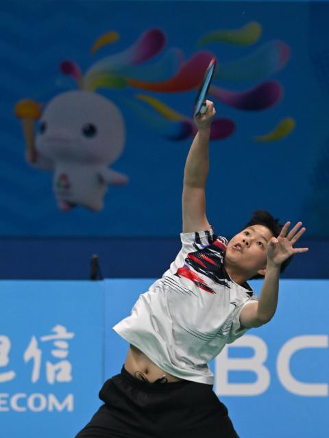 (251113) -- SHENZHEN, Nov. 13, 2025 (Xinhua) -- Wu Xuetong of Guangdong competes against Zhang Leyao of Jiangsu during the U18 women's team final of badminton between Jiangsu and Guangdong at China's 15th National Games in Shenzhen, south China's Guangdong Province, Nov. 13, 2025. (Xinhua/Zhang Long)