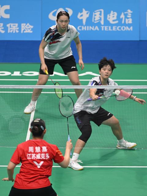 (251113) -- SHENZHEN, Nov. 13, 2025 (Xinhua) -- Huang Kexin/Li Menghan of Guangdong compete against Liu Yinuo/Zhou Huijia of Jiangsu during the U18 women's team final of badminton between Jiangsu and Guangdong at China's 15th National Games in Shenzhen, south China's Guangdong Province, Nov. 13, 2025. (Xinhua/Zhang Long)