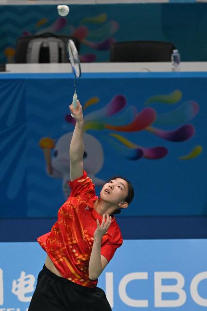 (251113) -- SHENZHEN, Nov. 13, 2025 (Xinhua) -- Zhang Leyao of Jiangsu competes against Wu Xuetong of Guangdong during the U18 women's team final of badminton between Jiangsu and Guangdong at China's 15th National Games in Shenzhen, south China's Guangdong Province, Nov. 13, 2025. (Xinhua/Zhang Long)