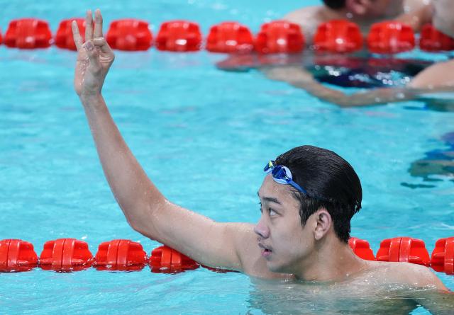 (251113) -- SHENZHEN, Nov. 13, 2025 (Xinhua) -- Zhang Zhanshuo of Shandong celebrates after the men's 800m freestyle final of swimming at China's 15th National Games in Shenzhen, south China's Guangdong Province, Nov. 13, 2025. (Xinhua/Xue Yuge)