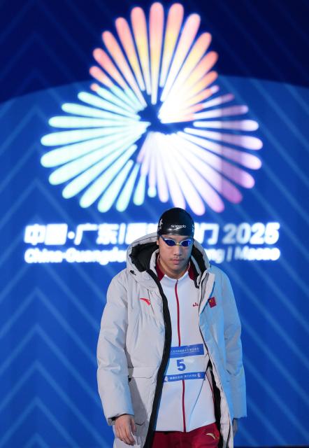 (251113) -- SHENZHEN, Nov. 13, 2025 (Xinhua) -- Zhang Zhanshuo of Shandong is seen before the men's 800m freestyle final of swimming at China's 15th National Games in Shenzhen, south China's Guangdong Province, Nov. 13, 2025. (Xinhua/Xue Yuge)