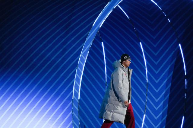 (251113) -- SHENZHEN, Nov. 13, 2025 (Xinhua) -- Zhang Zhanshuo of Shandong is seen before the men's 800m freestyle final of swimming at China's 15th National Games in Shenzhen, south China's Guangdong Province, Nov. 13, 2025. (Xinhua/Tenzin Nyida)