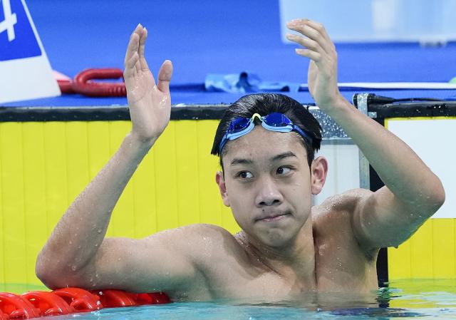 (251113) -- SHENZHEN, Nov. 13, 2025 (Xinhua) -- Zhang Zhanshuo of Shandong celebrates after the men's 800m freestyle final of swimming at China's 15th National Games in Shenzhen, south China's Guangdong Province, Nov. 13, 2025. (Xinhua/Du Yu)