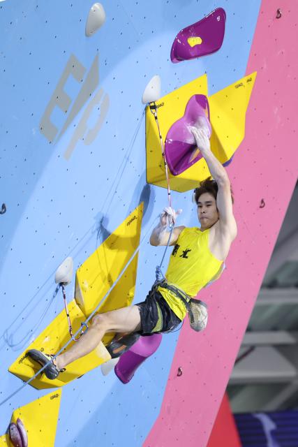 (251113) -- GUANGZHOU, Nov. 13, 2025 (Xinhua) -- Pan Yufei of Hubei competes during the men's lead final of sport climbing at China's 15th National Games in Guangzhou, south China's Guangdong Province, Nov. 13, 2025. (Xinhua/Yang Shiyao)