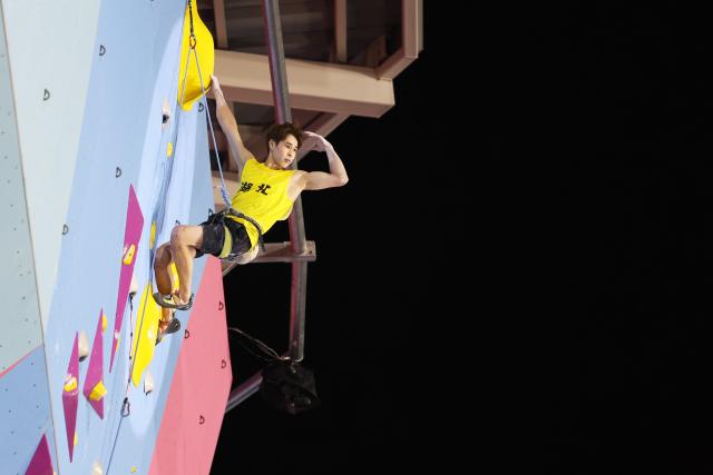 (251113) -- GUANGZHOU, Nov. 13, 2025 (Xinhua) -- Pan Yufei of Hubei reacts after the men's lead final of sport climbing at China's 15th National Games in Guangzhou, south China's Guangdong Province, Nov. 13, 2025. (Xinhua/Yang Shiyao)