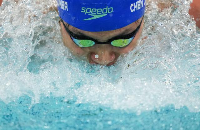 (251113) -- SHENZHEN, Nov. 13, 2025 (Xinhua) -- Chen Juner of Guangdong competes during the men's 200m butterfly final of swimming at China's 15th National Games in Shenzhen, south China's Guangdong Province, Nov. 13, 2025. (Xinhua/Xia Yifang)