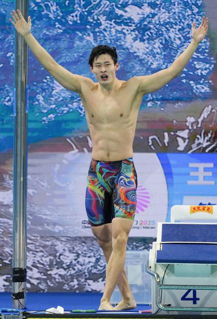 (251113) -- SHENZHEN, Nov. 13, 2025 (Xinhua) -- Xu Fang of Shandong celebrates after the men's 200m butterfly final of swimming at China's 15th National Games in Shenzhen, south China's Guangdong Province, Nov. 13, 2025. (Xinhua/Xia Yifang)