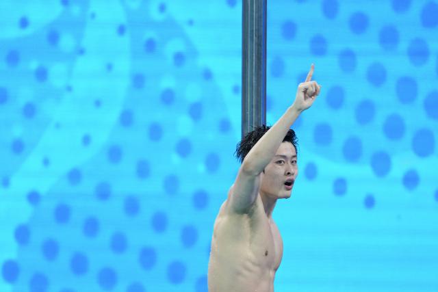 (251113) -- SHENZHEN, Nov. 13, 2025 (Xinhua) -- Xu Fang of Shandong celebrates after the men's 200m butterfly final of swimming at China's 15th National Games in Shenzhen, south China's Guangdong Province, Nov. 13, 2025. (Xinhua/Du Yu)