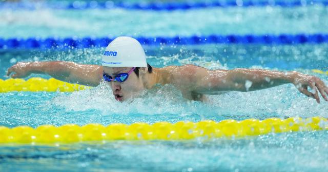 (251113) -- SHENZHEN, Nov. 13, 2025 (Xinhua) -- Xu Fang of Shandong competes during the men's 200m butterfly final of swimming at China's 15th National Games in Shenzhen, south China's Guangdong Province, Nov. 13, 2025. (Xinhua/Du Yu)