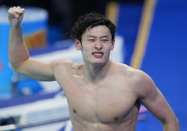 (251113) -- SHENZHEN, Nov. 13, 2025 (Xinhua) -- Xu Fang of Shandong celebrates after the men's 200m butterfly final of swimming at China's 15th National Games in Shenzhen, south China's Guangdong Province, Nov. 13, 2025. (Xinhua/Xue Yuge)