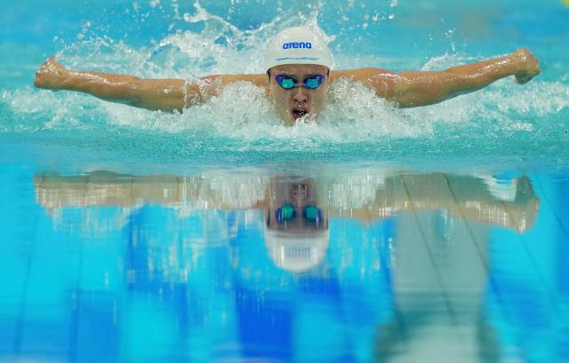 (251113) -- SHENZHEN, Nov. 13, 2025 (Xinhua) -- Xu Fang of Shandong competes during the men's 200m butterfly final of swimming at China's 15th National Games in Shenzhen, south China's Guangdong Province, Nov. 13, 2025. (Xinhua/Xia Yifang)