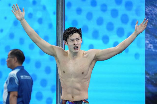 (251113) -- SHENZHEN, Nov. 13, 2025 (Xinhua) -- Xu Fang of Shandong celebrates after the men's 200m butterfly final of swimming at China's 15th National Games in Shenzhen, south China's Guangdong Province, Nov. 13, 2025. (Xinhua/Du Yu)