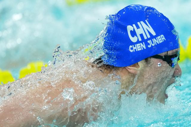 (251113) -- SHENZHEN, Nov. 13, 2025 (Xinhua) -- Chen Juner of Guangdong competes during the men's 200m butterfly final of swimming at China's 15th National Games in Shenzhen, south China's Guangdong Province, Nov. 13, 2025. (Xinhua/Du Yu)