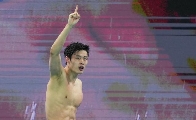 (251113) -- SHENZHEN, Nov. 13, 2025 (Xinhua) -- Xu Fang of Shandong celebrates after the men's 200m butterfly final of swimming at China's 15th National Games in Shenzhen, south China's Guangdong Province, Nov. 13, 2025. (Xinhua/Xia Yifang)