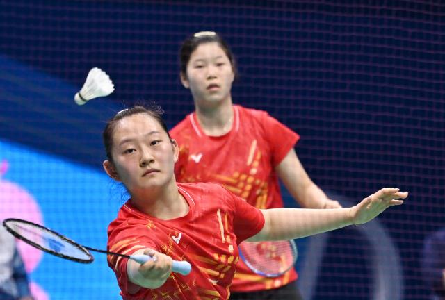 (251113) -- SHENZHEN, Nov. 13, 2025 (Xinhua) -- Liu Yinuo/Zhou Jiahui of Jiangsu compete against Huang Kexin/Li Menghan of Guangdong during the U18 women's team final of badminton between Jiangsu and Guangdong at China's 15th National Games in Shenzhen, south China's Guangdong Province, Nov. 13, 2025. (Xinhua/Li He)
