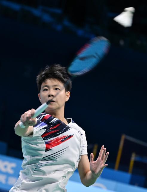 (251113) -- SHENZHEN, Nov. 13, 2025 (Xinhua) -- Wu Xuetong of Guangdong competes against Zhang Leyao of Jiangsu during the U18 women's team final of badminton between Jiangsu and Guangdong at China's 15th National Games in Shenzhen, south China's Guangdong Province, Nov. 13, 2025. (Xinhua/Li He)