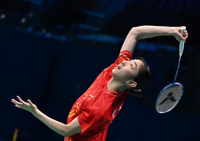 (251113) -- SHENZHEN, Nov. 13, 2025 (Xinhua) -- Zhang Leyao of Jiangsu competes against Wu Xuetong of Guangdong during the U18 women's team final of badminton between Jiangsu and Guangdong at China's 15th National Games in Shenzhen, south China's Guangdong Province, Nov. 13, 2025. (Xinhua/Li He)