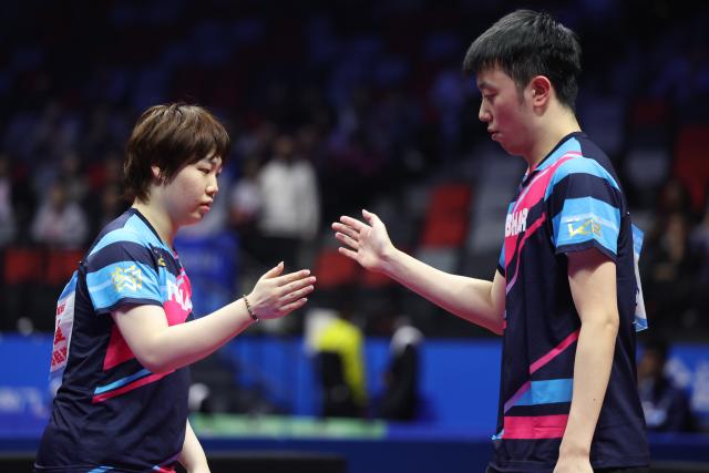 (251113) -- MACAO, Nov. 13, 2025 (Xinhua) -- Chen Yuanyu/Kuai Man (L) react during the table tennis mixed doubles semifinal match between Chen Xingtong/Xu Haidong of Liaoning and Chen Yuanyu/Kuai Man of Jiangsu at China's 15th National Games in Macao, south China, Nov. 13, 2025. (Xinhua/Chen Bin)
