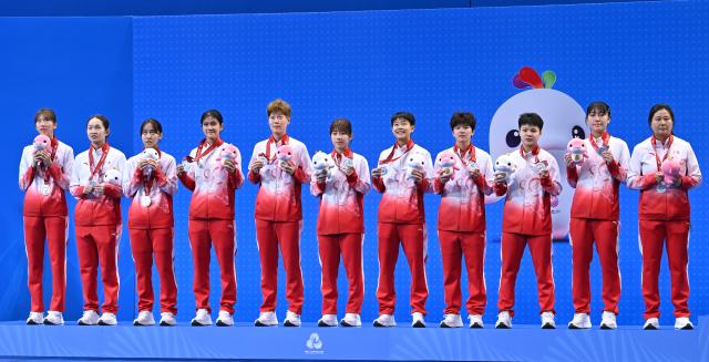 (251113) -- SHENZHEN, Nov. 13, 2025 (Xinhua) -- Silver medalists team Guangdong pose during the awarding ceremony for the U18 women's team of badminton at China's 15th National Games in Shenzhen, south China's Guangdong Province, Nov. 13, 2025. (Xinhua/Li He)