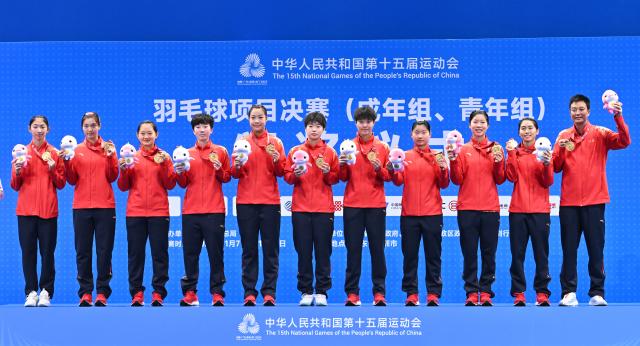 (251113) -- SHENZHEN, Nov. 13, 2025 (Xinhua) -- Gold medalists team Jiangsu pose during the awarding ceremony for the U18 women's team of badminton at China's 15th National Games in Shenzhen, south China's Guangdong Province, Nov. 13, 2025. (Xinhua/Li He)